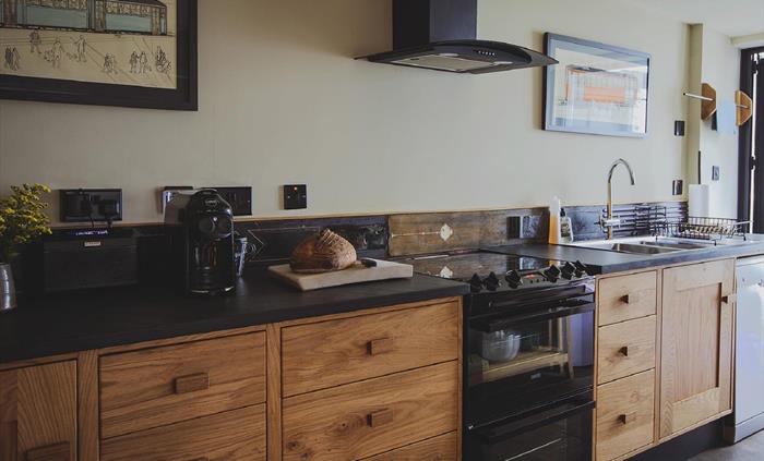 The kitchen has been designed with keen cooks in mind. You'll find everything you need to prepare delicious meals for your loved ones.